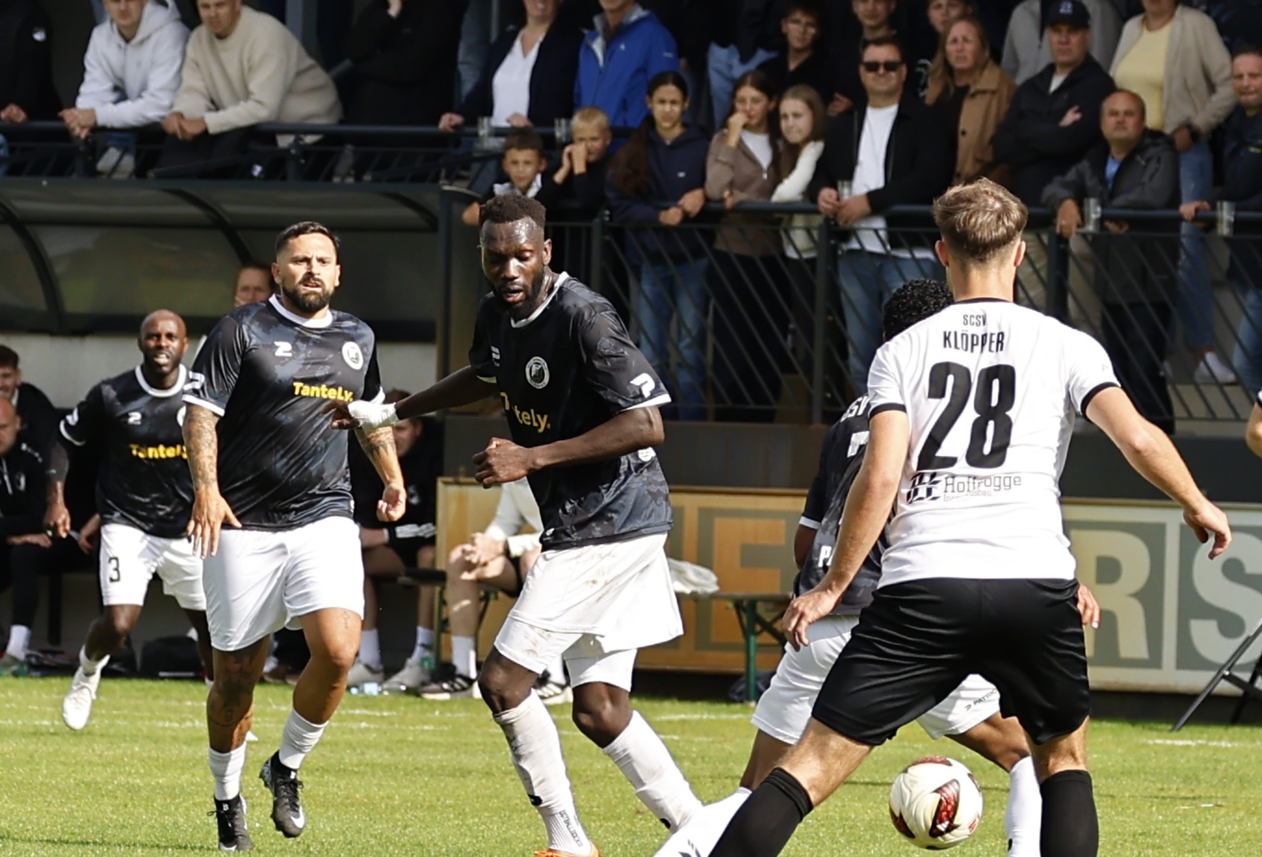 ***Pflichtspiel-Premiere in den Waldsportstätten***