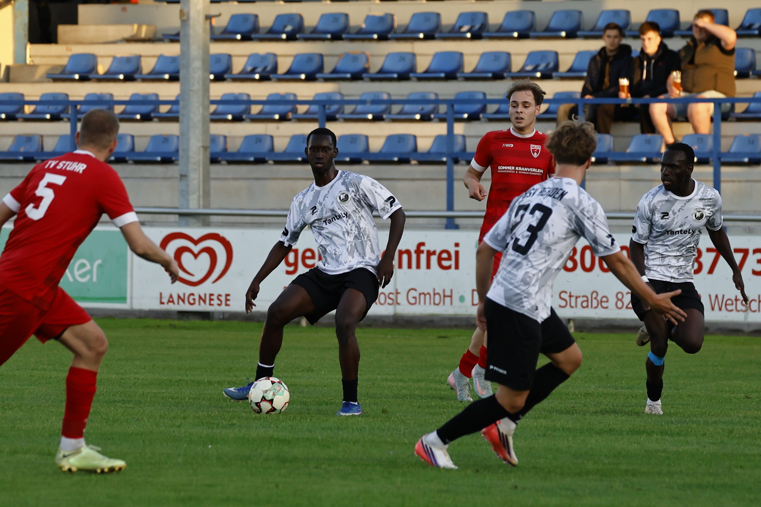 U23 DREHT ACHT-TORE-SPEKTAKEL UND SIEGT 5:3